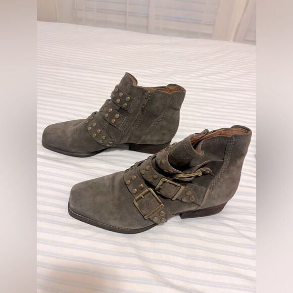 Zodiac Adele Suede Olive bootie boots! Like New!!! Size 7 - Picture 8 of 14